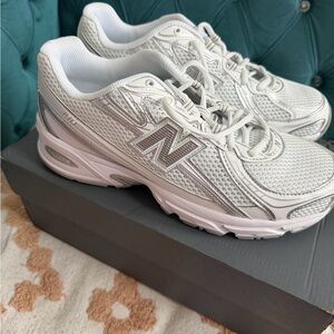 New Balance 740 Women's or unisex men size 8 
 Silver and White Sneakers